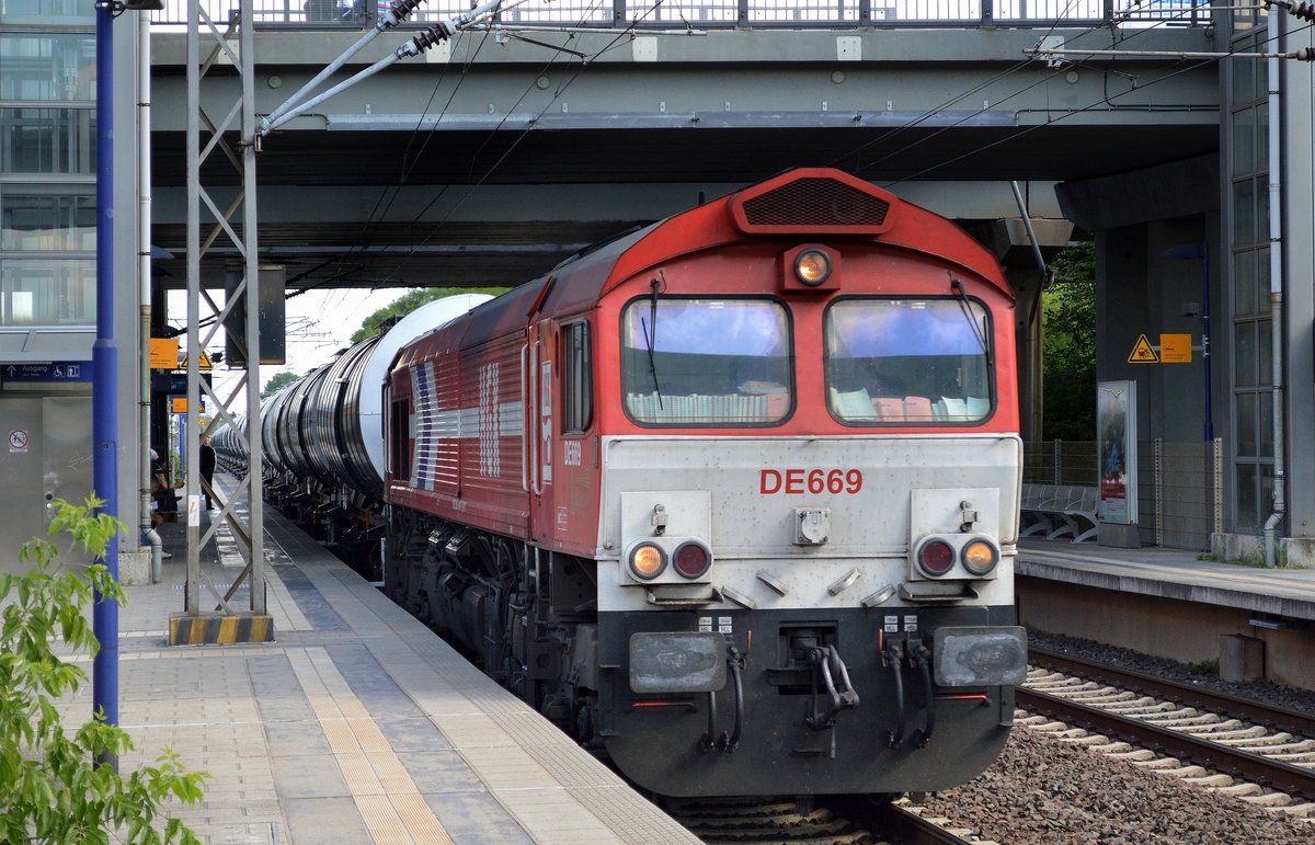 HGK/RHC DE669 (266 069-4) mit Kesselwagenzug Richtung Stendell am 27.06.16 Berlin-Hohenschönhausen.