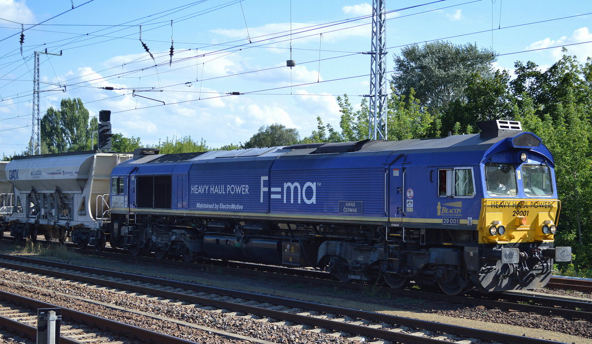HHPI 29001 (266 461-3) mit einem typischen Schüttgutförderzug hatte einige Zeit am Rand des Gbf. Berlin-Grünau pausiert und fuhr dann Richtung Grünauer Kreuz ab, 09.08.16
