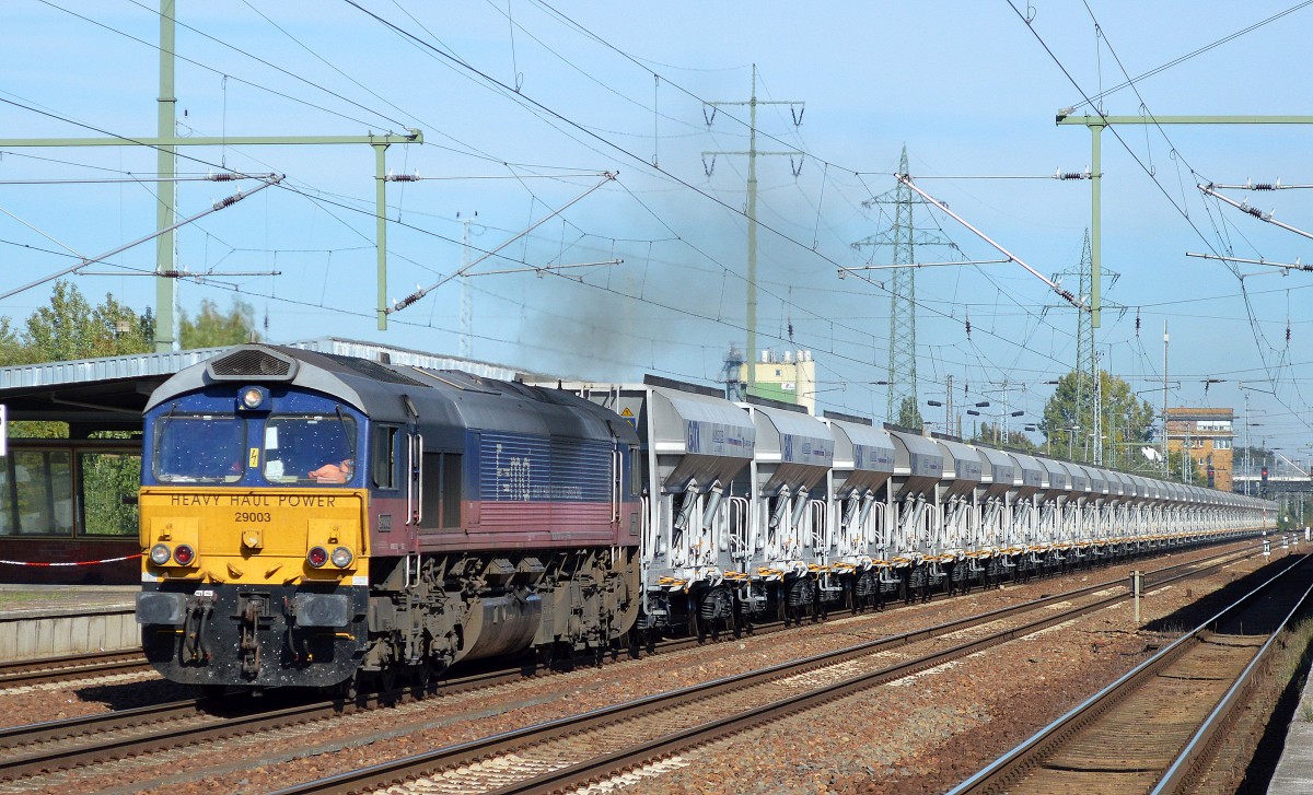 HHPI 29003 (92 80 1266 015-7 D-HHPI )mit reichlich Dieseldampf mit Schüttgutwagenzug am 02.10.15 Durchfahrt Bhf. Flughafen Berlin-Schönefeld.