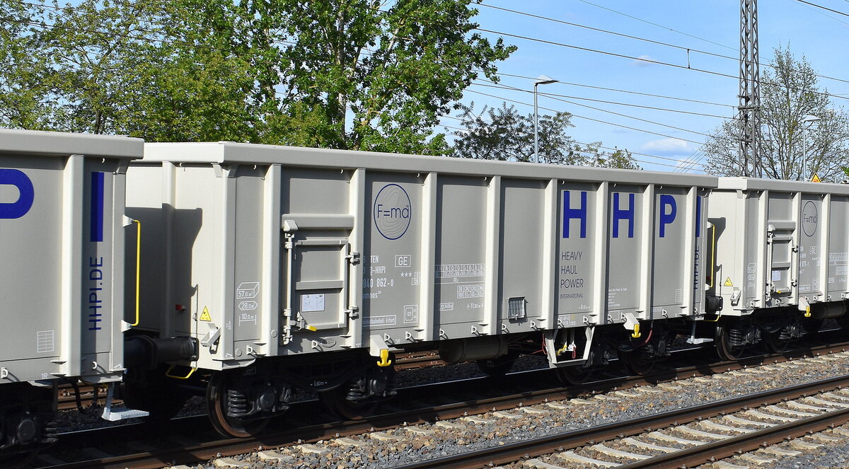 HHPI - Heavy Haul Power International GmbH, Erfurt [D] mit inzwischen firmeneigenen Drehgestell-Hochbordwagen als Ganzzug, im Bild der Wagen mit der Nr. 38 TEN 80 D-HHPI 5840 862-0 Eamnos 150 am 29.04.25 Höhe Bahnhof Saarmund.