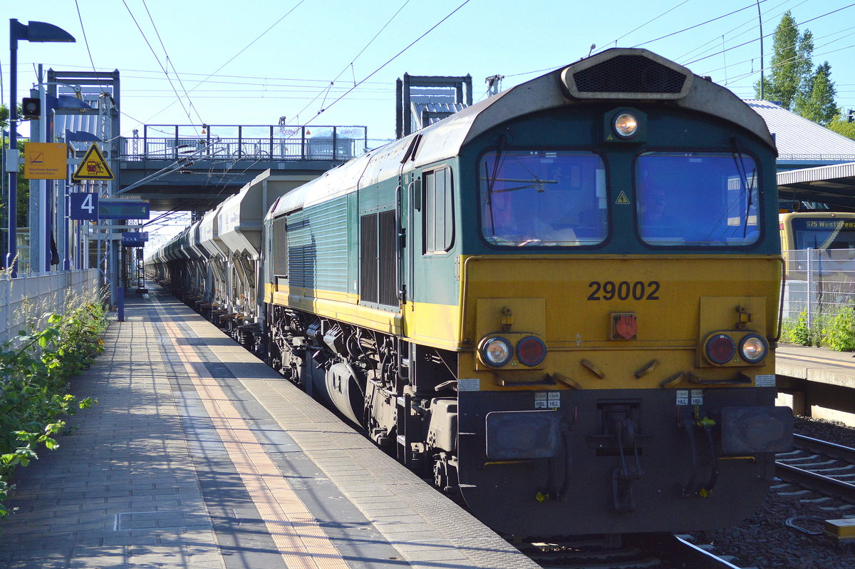 HHPI mit der Beacon Rail Leasing S.à.r.l 29002 (266 006-6) und einem Ganzzug tschechischer Schüttgutwagen am 01.06.17 Bf. Berlin-Hohenschönhausen. 