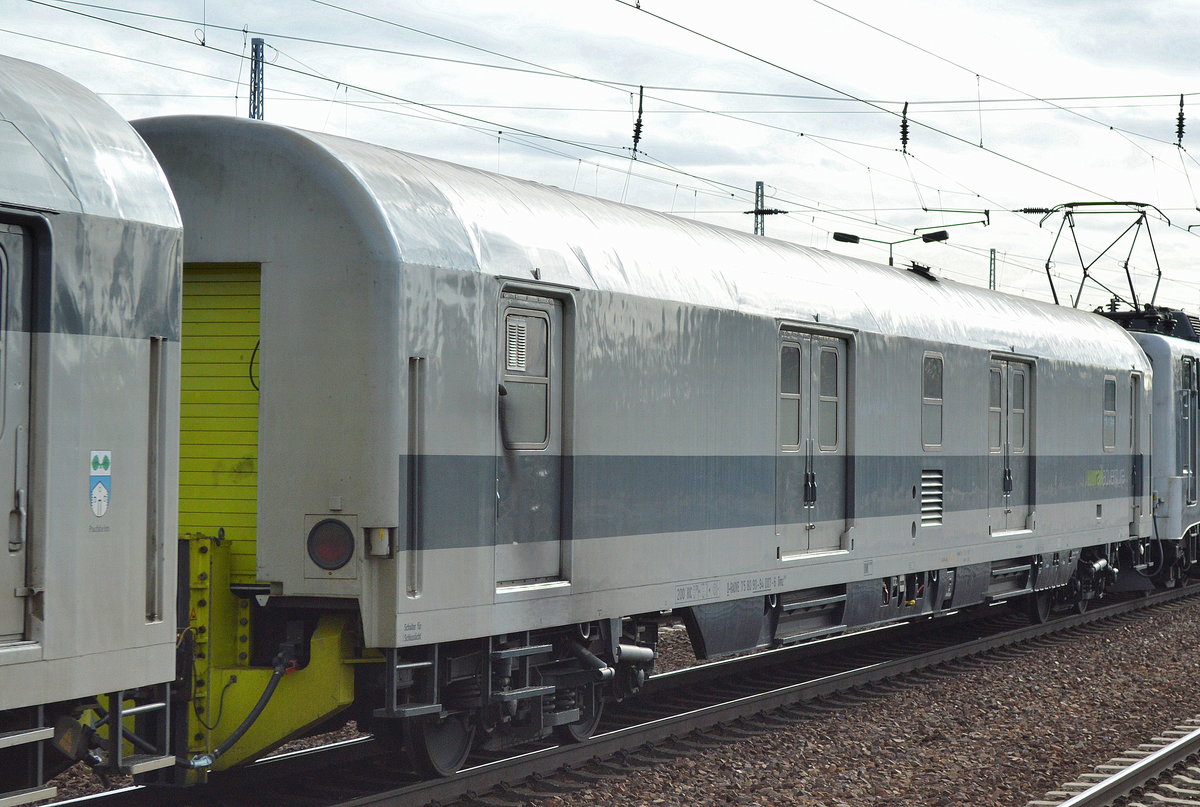 Hier einer dieser ehemaligen Bahnpostwagen die schon seit längerem bei RailAdventure als Begleit- und Schutzwagen bei Bahnfahrzeug-Überführungen genutzt werden. Er trägt die D-RADVE 75 80 90-94 007-6 Dmz Nr.?, hier am Haken von 139 558-1 am 16.03.17 Durchfahrt Bf. Flughafen Berlin-Schönefeld.