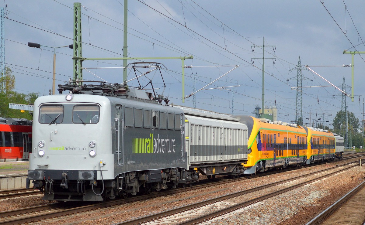 Hier der gesamte Überführungszug mit RailAdventure lok 139 558-1 mit zwei fabrikneuen in Polen gebauten PESA LINK II Dieseltriebzügen für die Oberpfalzbahn mit den Nummern 600 004 + 600 005 der neuen BR 632 am 11.09.14 Bhf. Flughafen Berlin-Schönefeld.