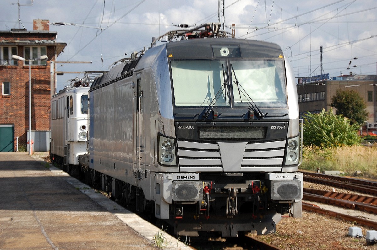 Hier noch mal von der anderen Seite die Railpool Mietlok 193 803-4 von BoxXpress am 28.09.13 im Bhf. Berlin-Lichtenberg abgestellt.