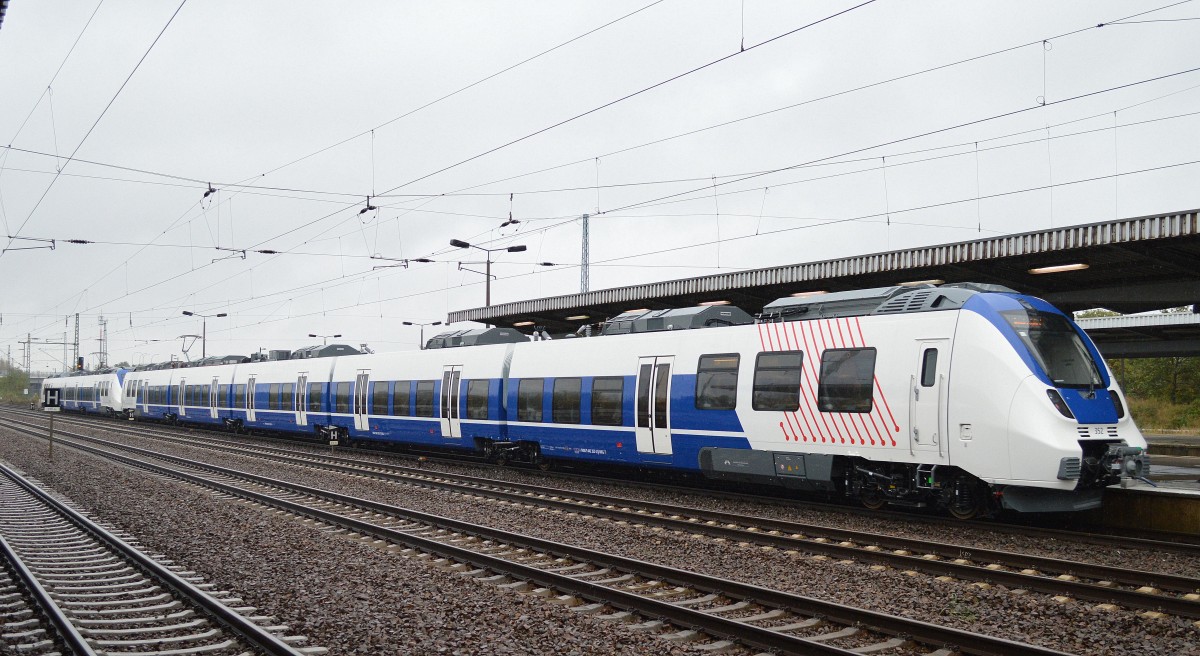 Hier noch mal von der anderen Seite die Probefahrt der angelneuen Talent 2 Triebz�ge der National Exprss Germany GmbH mit den Triebz�gen, vornedran der dreiteilge Triebzug 152 (442 152-6) und dahinter der f�nfteilige Triebzug 352 (442 352-2) bei der Durchfahrt Bhf. FlughafenBerlin-Sch�nefeld.