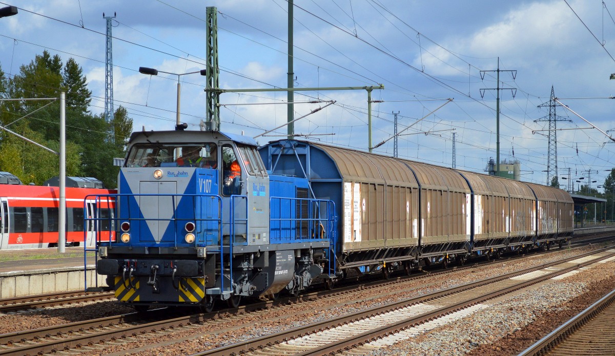 Hier noch mal die Gesamtansicht des Zuges mit der RTB Lok V 107 (209 007-4) und drei Schiebewandwageneinheiten vom Typ Hiirrs bei der Durchfahrt Bhf. Flughafen Berlin-Schönefeld.