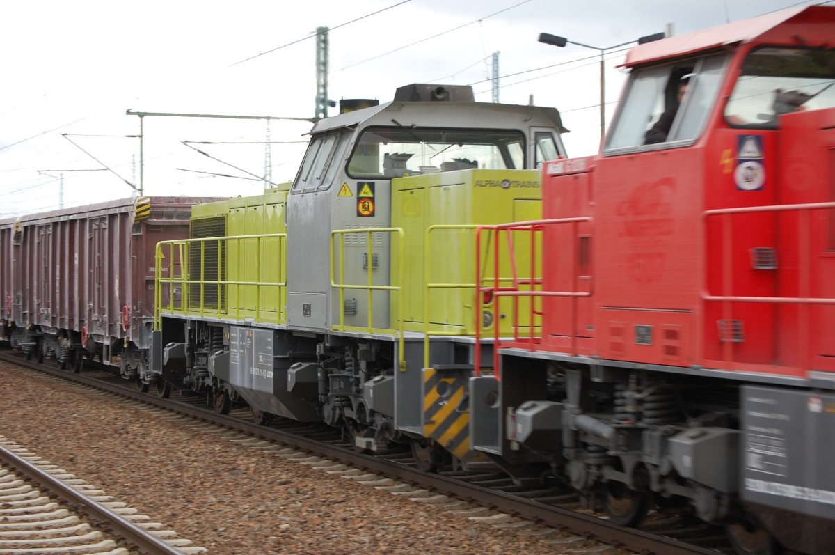 Hier noch mal von n�herem hinter der Alpha Trains Lok 1133 die im Alpha Trains Design gef�rbte 1138 (92 80 1275 119-6 D-LOCON), die direkt unter LOCON jetzt registriert ist, aber wahrscheinlich fuhren beiden diesen Tag eine G�terzugleistung f�r LOCON mit offenen G�terwagen, 04.09.13 Bhf. Flughafen Berlin-Sch�nefeld.