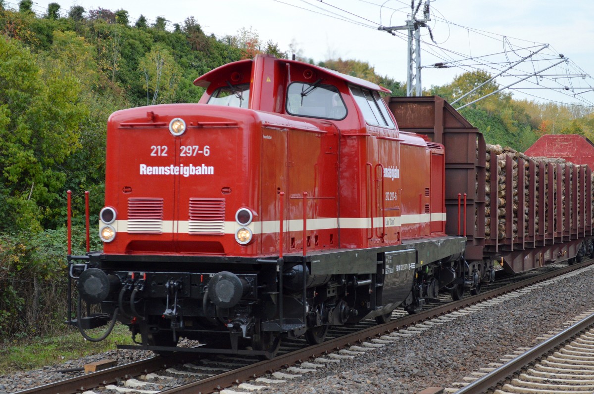 Hier noch mal von Näherem, die relativ neue Rennsteigbahn Lok mit dem Namen  Caro  212 297-6 (92 80 1212 297-6 D-RSBG, MaK Bj.1965)mit Holzzug am 10.10.14 Berlin-Hohenschönhausen.