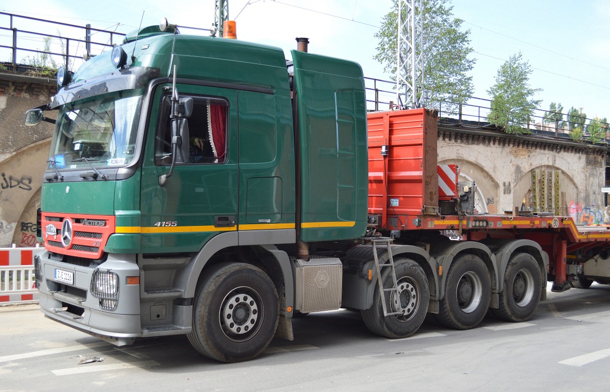 Hier nochmal in Nahansicht, die MB ACTROS V8 4155 Schwerlastzugamschine am 01.08.15 Berlin Rummelsburg.