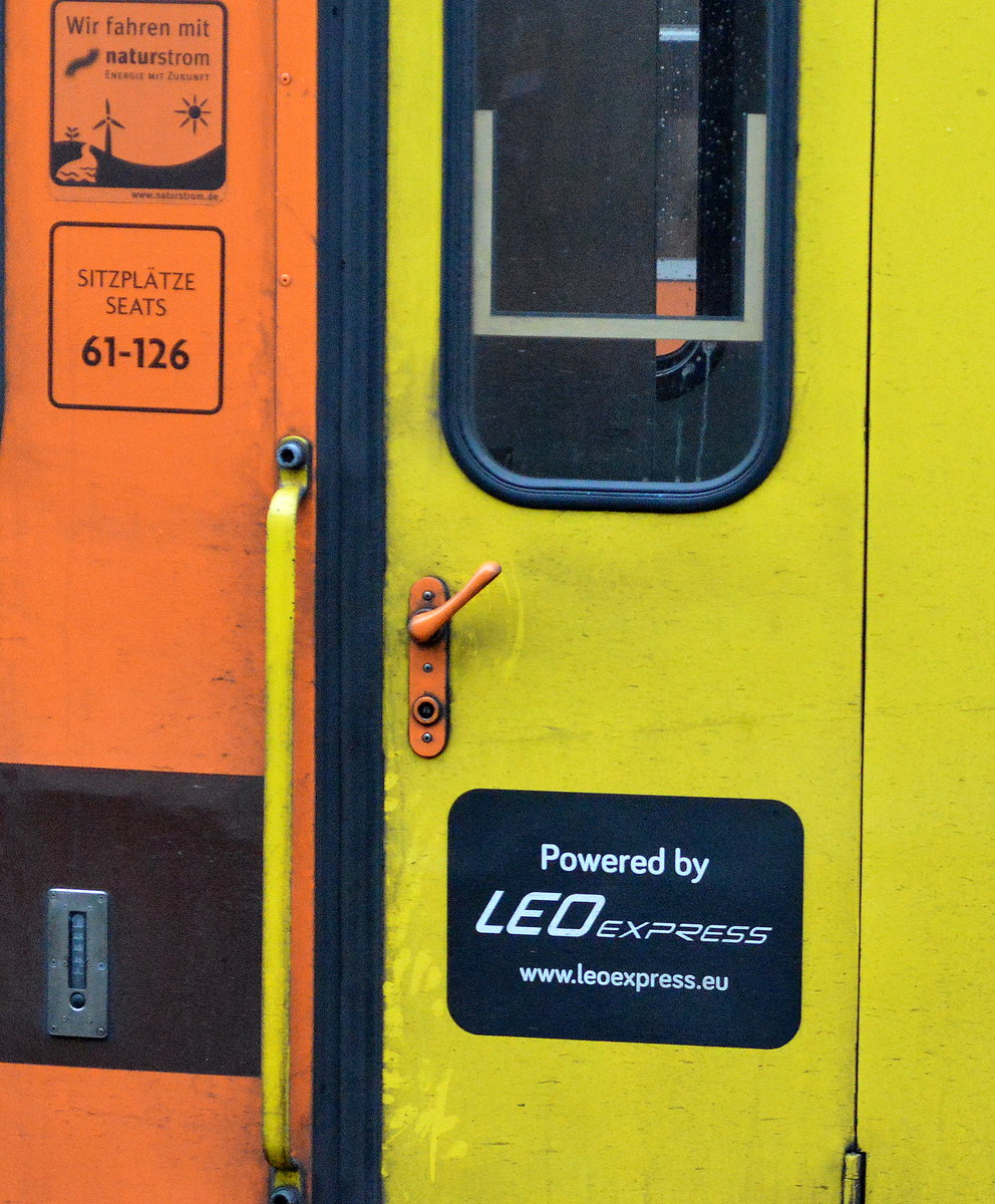 Hier sieht man wer eigentlich federführend inzwischen für die Bahnfahrzeuge der neuen Locomore verantwortlich ist, nämlich das tschechische Unternehmen LEOEXPRESS, auf allen Wagen als Firmenlogo befestigt, 02.11.17 Bf. Berlin-Lichtenberg.