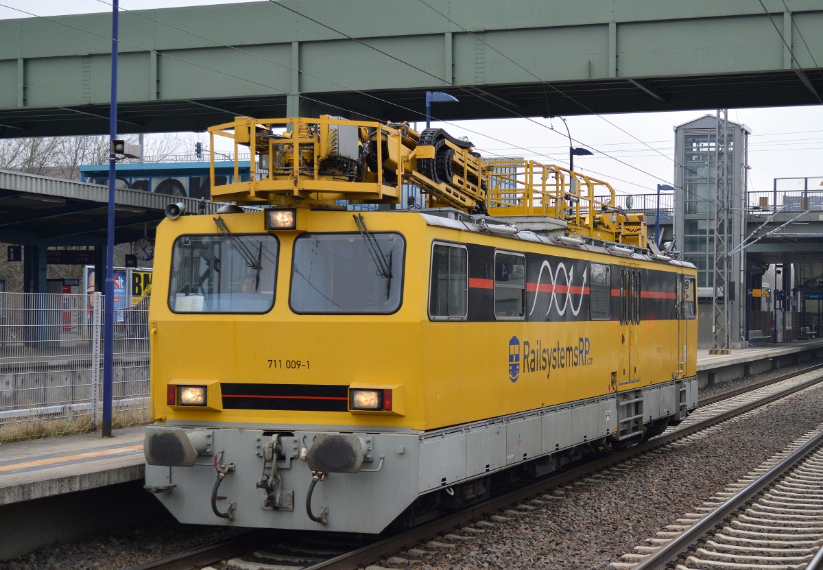 HIOB 711 009-1 Bj. 1996 Abn. 18.12.1996 Bauart: Instandhaltungsfzg. für Oberleitungen wurde 2009 von der DB an die Fa. Railsystems RP veräußert und ist seitdem überall in Deutschland im Einsatz. Das Bahndienstfahrzeug macht trotz des Alters einen gepflegten Eindruck, 10.03.16 Berlin-Hohenschönhausen.