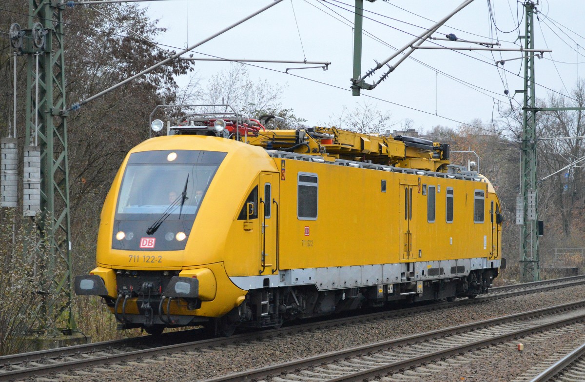 HIOB 711 122-2 bei der Durchfahrt Bhf. Berlin Gesundbrunnen am 07.12.14