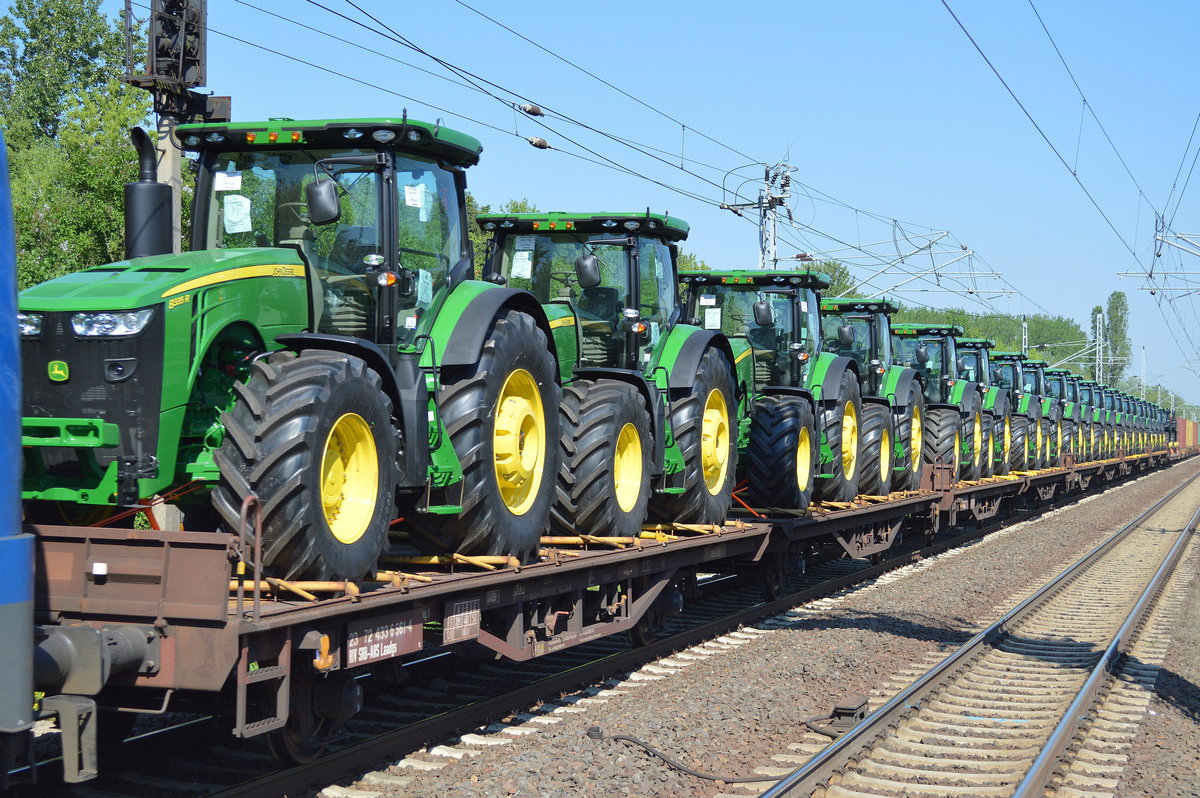 Höchst selten (ich sehe so einen Transport im Berliner Raum das erst Mal), EGP 140 627-1 mit einem Güterzug beladen mit fabrikneuen JohnDeere Traktoren (Frontlader)vom Typ 8335 R u. 9570 R und hinten dran noch einige Container am 19.05.17 Berlin-Hohenschönhausen. Der vordere Transportwagen,eine Flachwageneinheit mit serbischer Registrierung mit der Nr. 23 RIV 72 SRB-ARS 433 6 561-4 Laadgs 