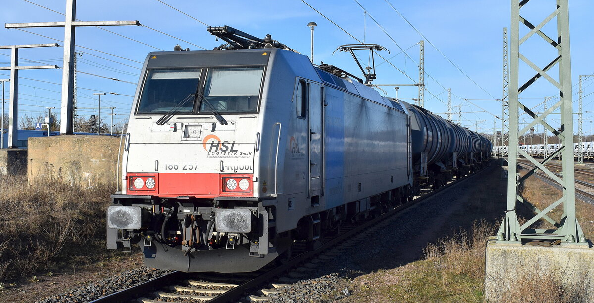  HSL Logistik GmbH, Hamburg [D] mit der geleasten Railpool Lok   186 257  [NVR-Nummer: 91 80 6186 257-2 D-Rpool] und einem Kesselwagenzug (Styrol) am 02.03.26 Durchfahrt Bahnhof Lutherstadt Wittenberg Hbf.