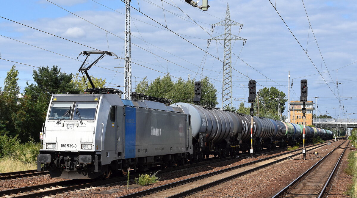 HSL Logistik GmbH, Hamburg [D] mit der geleasten Railpool Lok  186 539-3  [NVR-Nummer: 91 80 6186 539-3 D-Rpool] und einem Kesselwagenzug (für Benzin) am 06.08.25 Höhe Bahnhof Schönefeld bei Berlin.