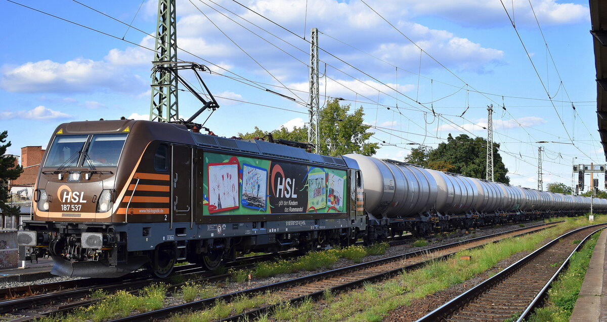 HSL Logistik GmbH, Hamburg [D] mit ihrer  187 537  [NVR-Nummer: 91 80 6187 537-6 D-HSL] und einem Kesselwagenzug (für Dieselkraftstoff) am 08.09.25 Höhe Bahnhof Magdeburg-Neustadt.