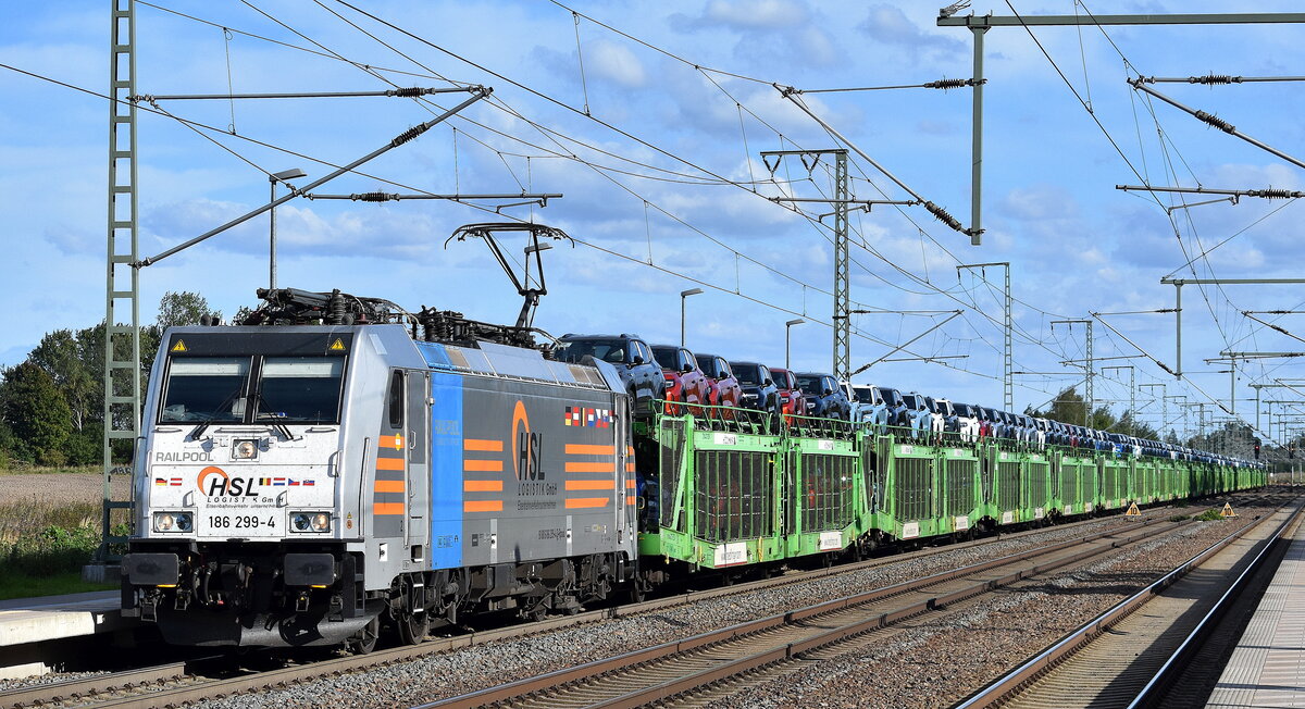 HSL Logistik GmbH, Hamburg [D] mit der geleasten Railpool Lok   186 299-4  [NVR-Nummer: 91 80 6186 299-4 D-Rpool] und einem PKW-Transportzug am 24.09.25 Höhe Bahnhof Rodleben.