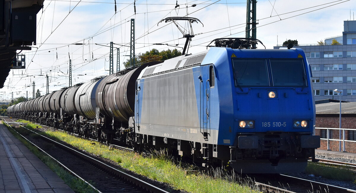 HSL Logistik GmbH, Hamburg [D] mit der geleasten ATLU Lok  185 510-5  [NVR-Nummer: 91 80 6185 510-5 D-ATLU] und einem Kesselwagen (umweltgefährdender flüssiger Stoff) am 24.09.25 Höhe Bahnhof Magdeburg-Neustadt.
