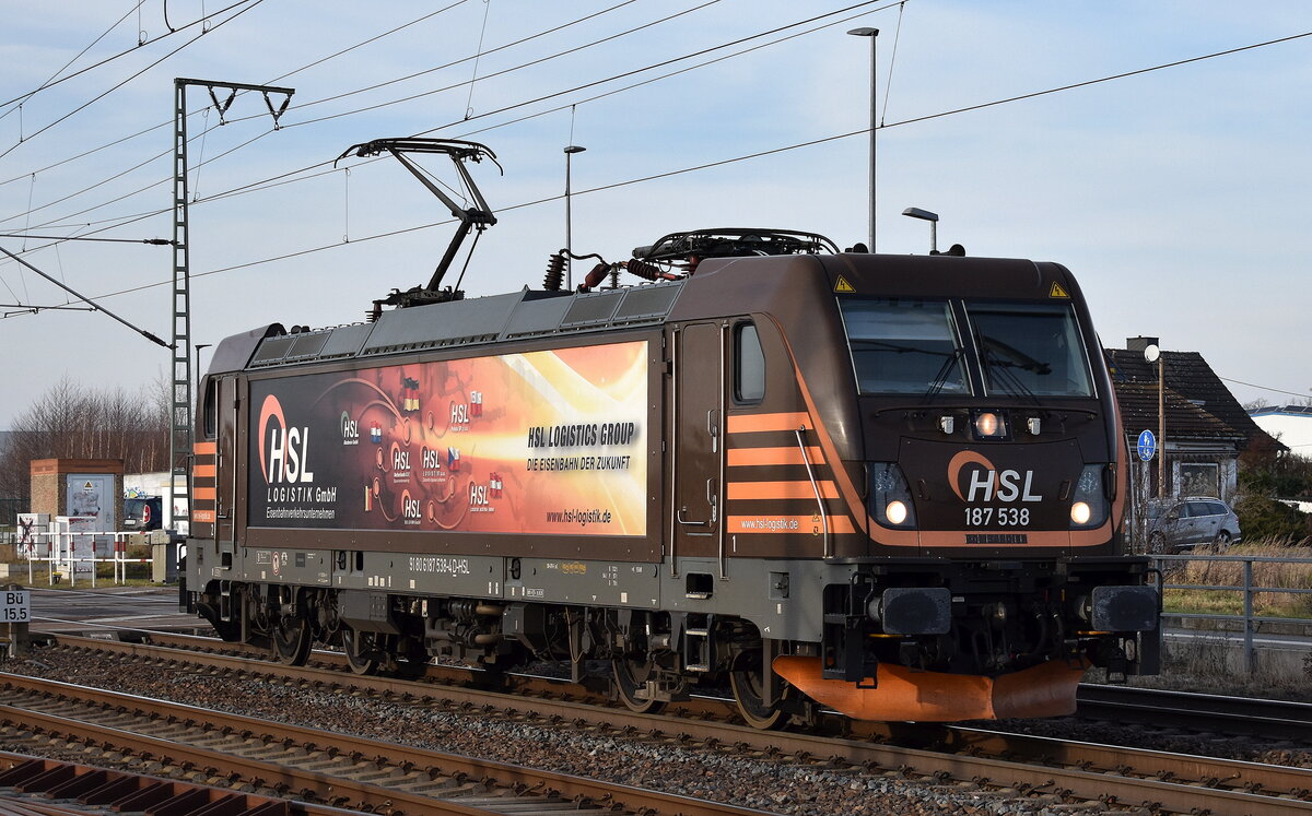 HSL Logistik GmbH, Hamburg [D] mit ihrer  187 538  [NVR-Nummer: 91 80 6187 538-4 D-HSL] am 18.12.25 Höhe Bahnhof Rodleben.