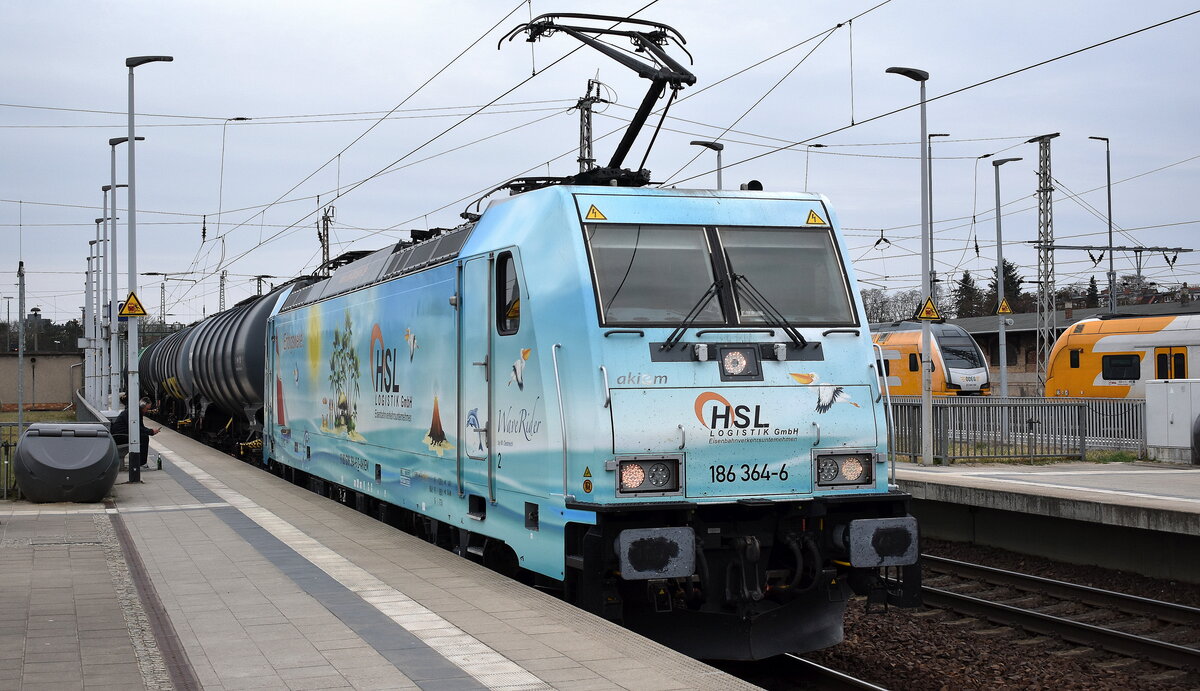 HSL Logistik GmbH, Hamburg-Tiefstack [D] mit der geleasten Akiem Lok  186 364-6  [NVR-Nummer: 91 80 6186 364-6 D-AKIEM] und einem Kesselwagenzug (leer) Richtung Stendell am 13.04.26 Durchfahrt Bahnhof Eberswalde Hbf.