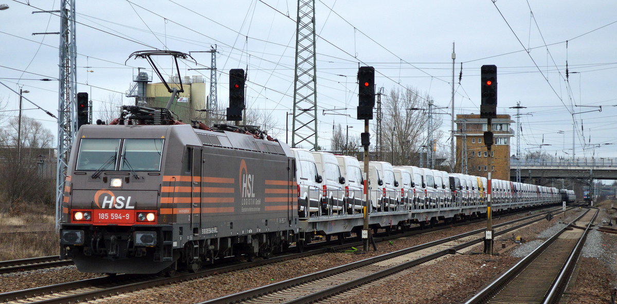 HSL mit 185 594-9 [NVR-Number: 91 80 6185 594-9 D-BRLL, Bombardier Bj.2008] und Nutzfahrzeug-Transportzug mit fabrikneuen VW Transportfahrzeugen aus polnischer Produktion am 24.01.18 Bf. Flughafen Berlin-Schönefeld. 