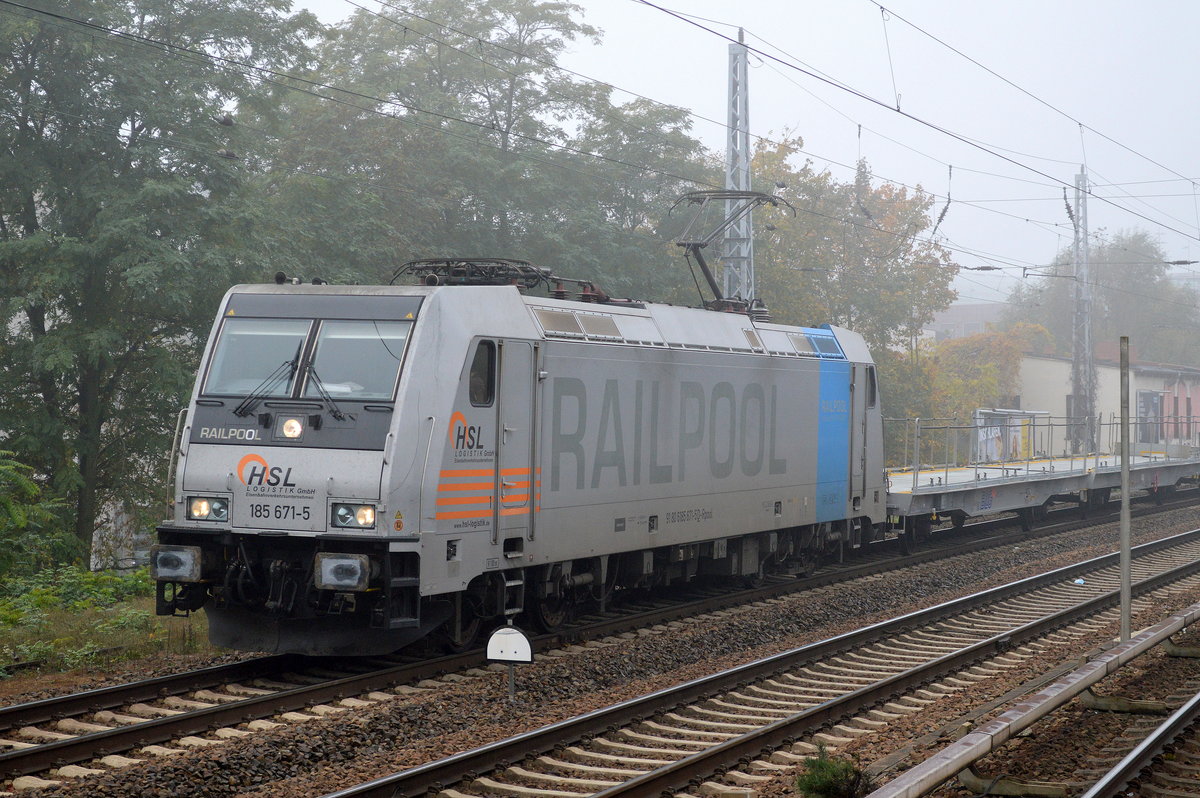 HSL mit der Railpool-Lok 185 671-5 und einem Leerzug mit Transportwageneinheiten für Nutzfahrzeuge am 19.10.17 Berlin-Köpenick.