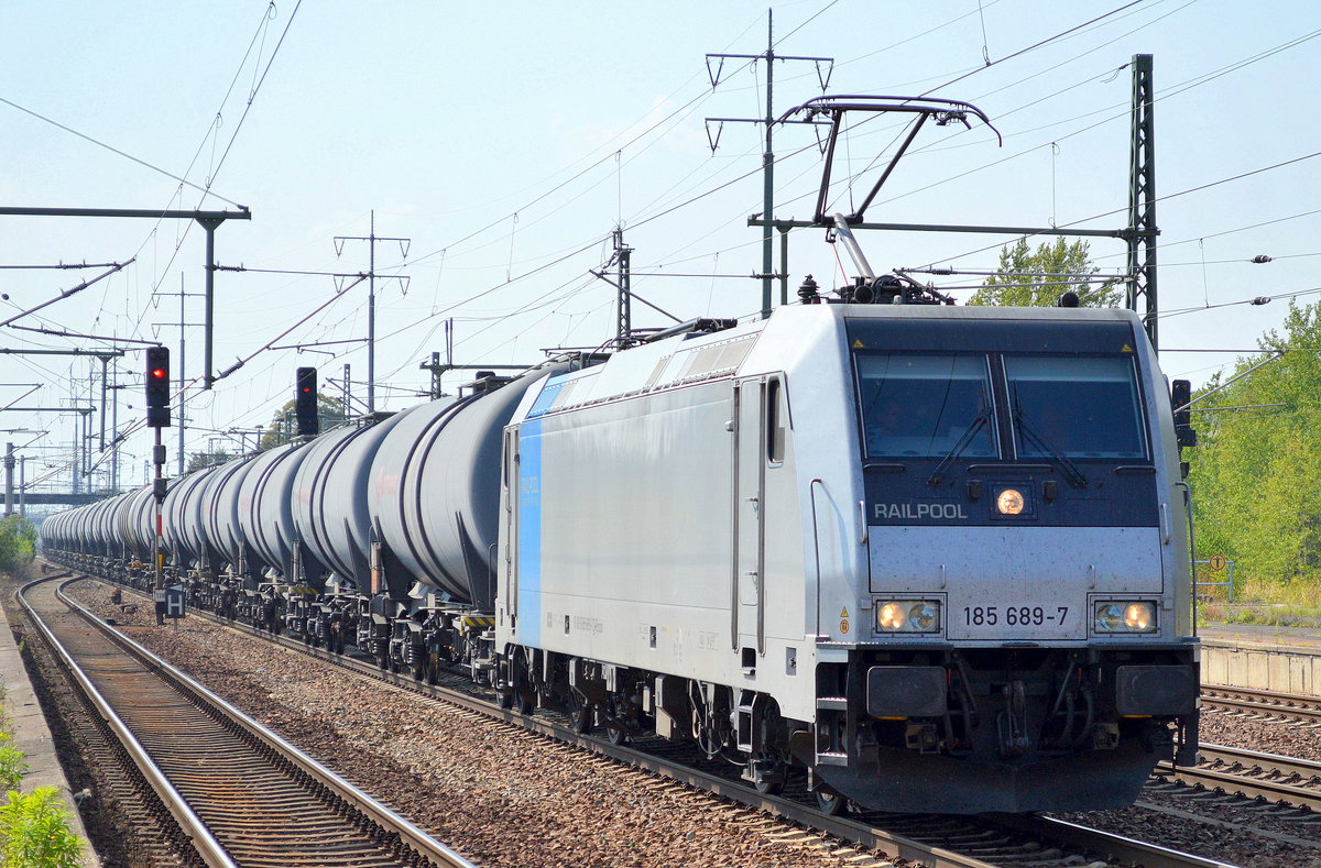 HSL mit der Railpool Mietlok 185 689-7 und einem Kesselwagenzug am 14.09.16 Bf. Flughafen Berlin-Schönefeld.