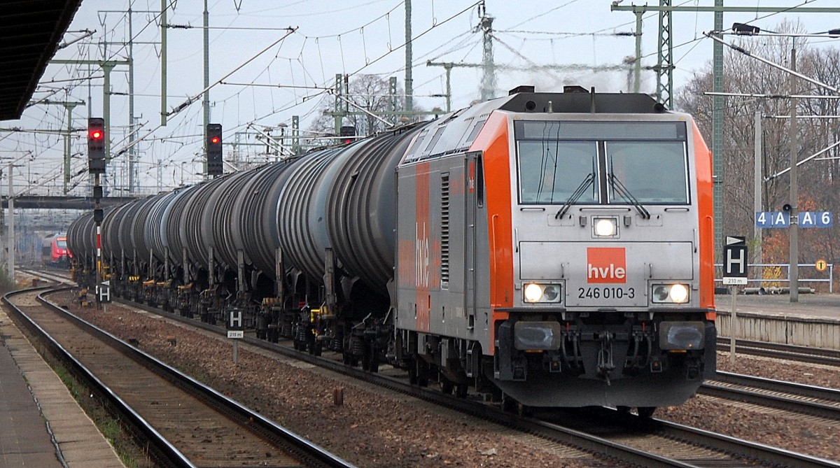 hvle 246 010-3 mit einem Kesselwagenzug f�r den Ethanoltransport bei der Durchfahrt Im Bhf. Flughafen Berlin-Sch�nefeld, 21.11.13. 