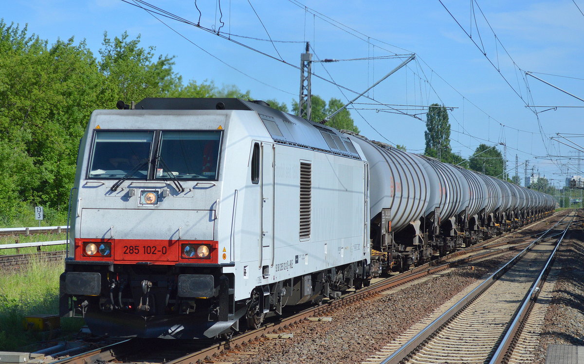 hvle 285 102-0 mit Kesselwagenzug (Ethanol) am 07.06.16 Berlin-Hohenschönhausen. 