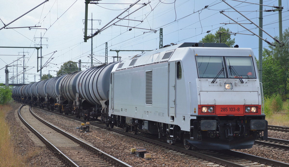 hvle 285 103-8 mit einem Kesselwagenzug (Ethanol) am 28.07.16 Durchfahrt Bf. Flughafen Berlin-Schönefeld. Anscheinend hatte die HSL wohl doch keinen Bedarf an den zwei zeitweilig in HSL Diensten stehenden Bombardier 285érn, naja die braunen HSL Farben der Folie bei diesem Loktyp waren auch mehr als gewöhnungsbedürftig. Trotzdem erstaunlich das HSL keinem Bedarf mehr an diesen leistungsstarken modernen Groß-Dieselokomotiven hat oder sind andere Fabrikate ins Blickfeld dieser EVU geraten?