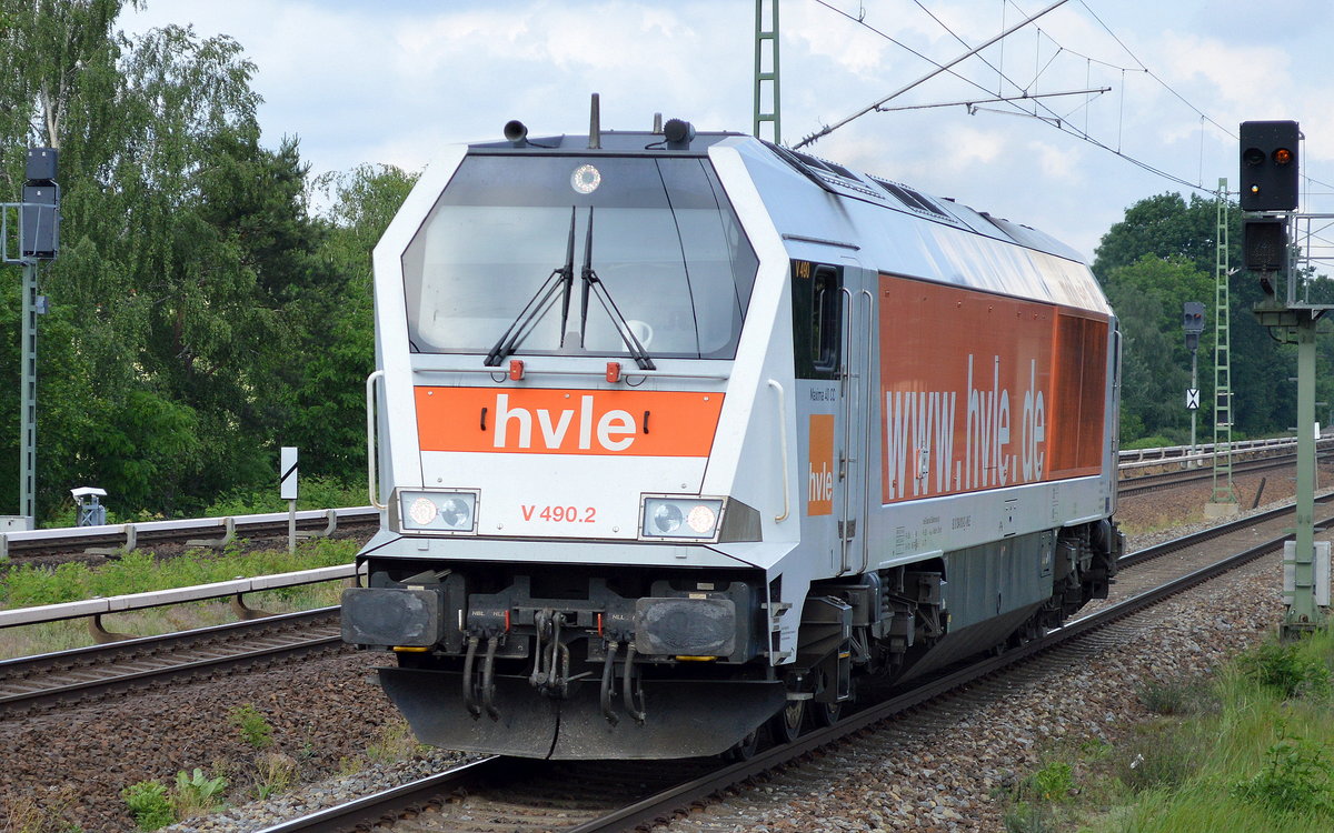 hvle V 490.2 (264 012-6) am 01.06.16 Durchfahrt Bf. Berlin-Jungfernheide.