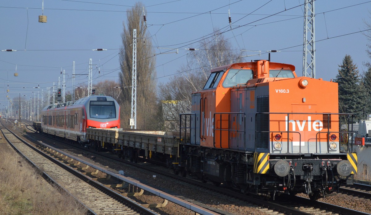 hvle V160.3 (203 105-2) mit Überführungszug vom Stadler Werk Berlin pankow mit einem fabrikneuen vierteiligen FLIRT (428 011-9) diesmal für die DB Regio AG Region NRW Münster, 17.02.15 Berlin-Karow.