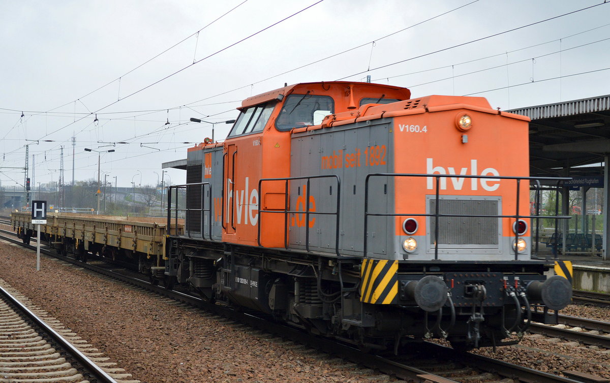 hvle V160.4 (203 109-4) mit zwei Drehgestell-Flachwagen am 14.04.16 Bf. Flughafen Berlin-Schönefeld.