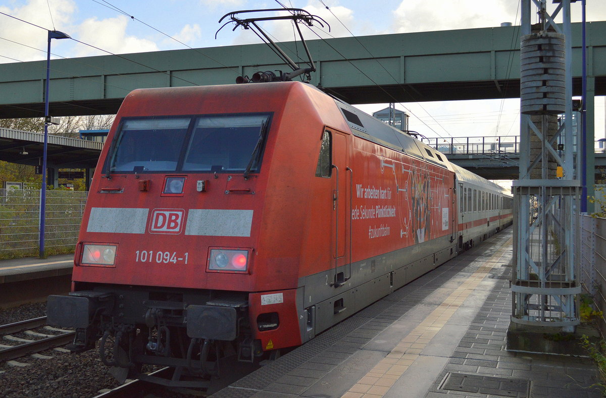 IC 2425 aus Stralsund mit der 101 094-1  Wir arbeiten hart für jede Sekunde Pünktlichkeit # zukunftbahn  als Schublok am 17.11.17 Richtung Bf. Berlin-Lichtenberg Durchfahrt Bf. Berlin Hohenschönhausen.