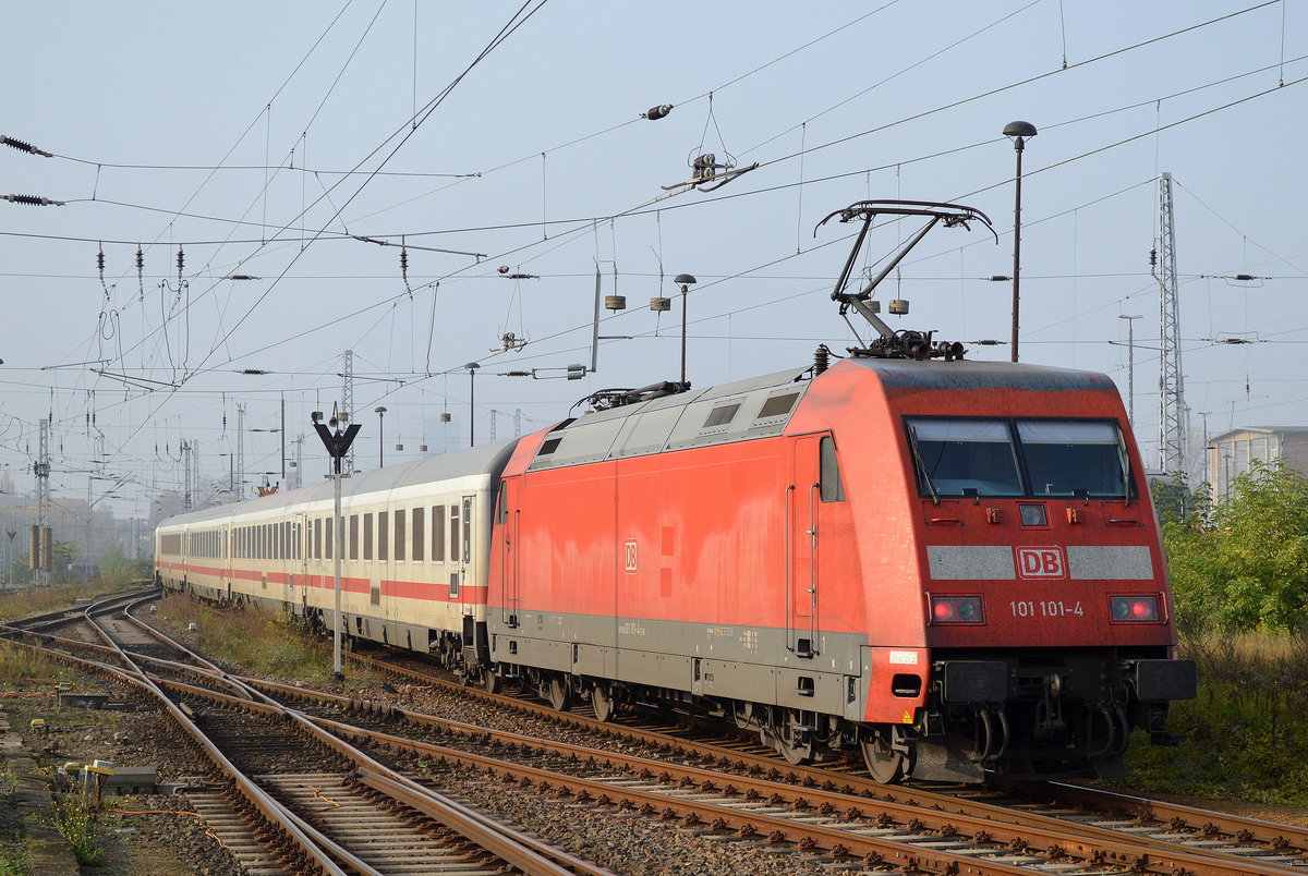 IC 2429 aus Stralsund bei der Ausfahrt Bf. Berlin-Lichtenberg am 18.10.17 geschoben von 101 101-4 