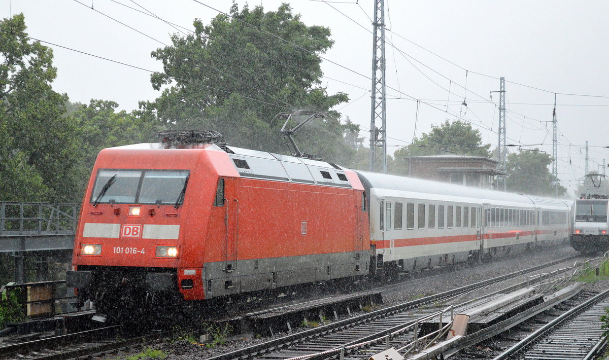 IC nach Stralsund mit 101 016-4 bei sintflutartigem Regen am 29.06.17 Berlin-Karow.  