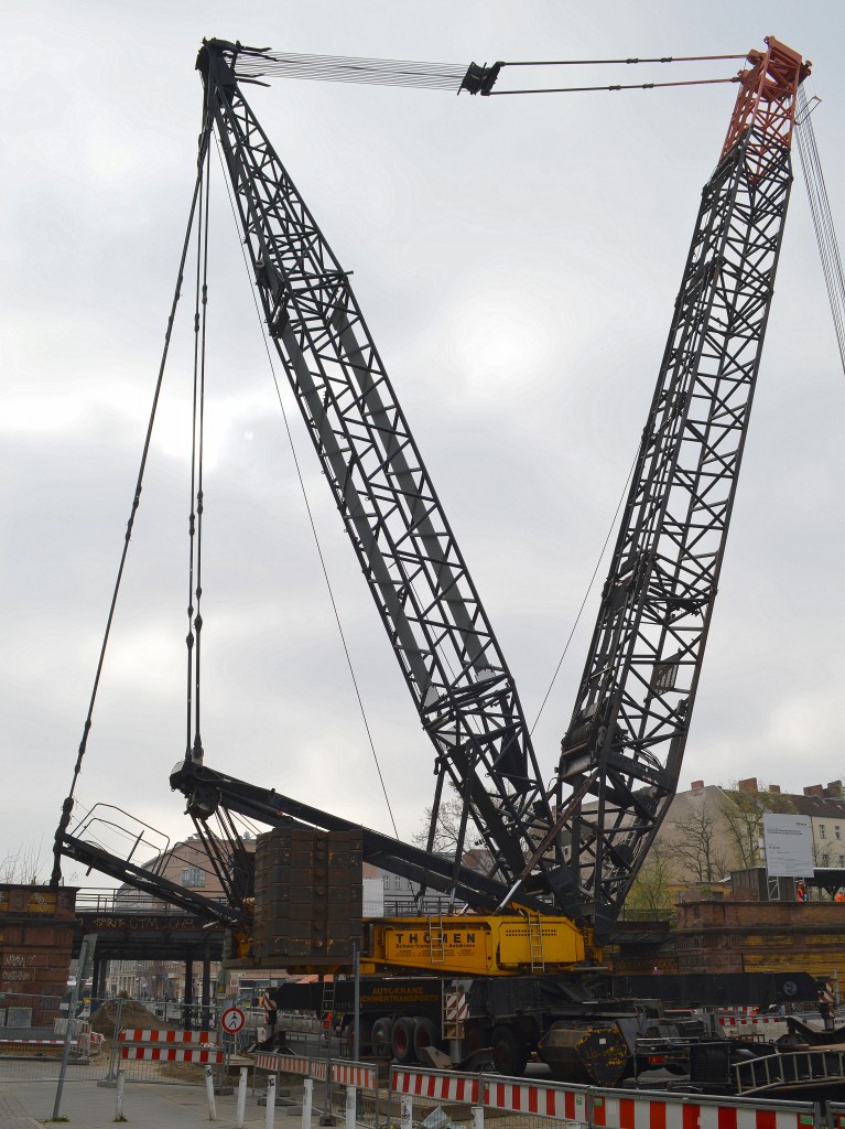 Ich denke mal das ist der in Fachkreisen bekannte wechselbare LIEBHERR LTM 1800/LG 1550 Fahrzeugkran von Thömen (HH-WT 60) der diese Wochenende als LG 1550 beim S-Bahn Brückenneieinsatz Berlin Yorkstr.tätig war und leider heute Vormittag schon mit der Selbstdemontage beschäftigt war, 06.04.14 Berlin-Kreuzberg. 