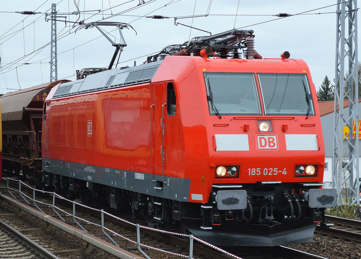 Ich glaube so glänzend habe ich eine der älteren DB 185ér noch nie abgelichtet, 185 025-4 mit einem Ganzzug gedeckter Schüttgutwagen am 03.04.17 Berlin-Karow, Karower Kreuz Richtung Abzweig Oranienburg.