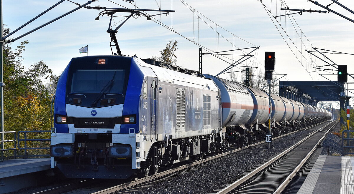 IL - InfraLeuna GmbH, Leuna [D] mit der geleasten ELP Eurodual Lok  566/2159 232-8  [NVR-Nummer: 90 80 2159 232-8 D-ELP] und einem Ganzzug Druckgaskesselwagen (für Ammoniak, wasserfrei) am 05.11.25 Durchfahrt Bahnhof Roßlau (Elbe).