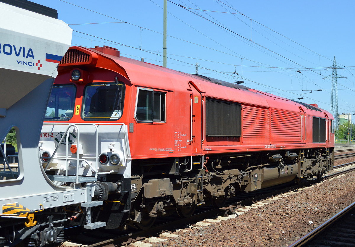 Im Moment nun also relativ regelmäßig die neue im Fuhrpark von ITL, die 266 107-2 mit dem langen Schüttgutwagenzug Richtung Industrieübergabe Berlin Nordost am 23.06.16 Bf. Flughafen Berlin-Schönefeld.
