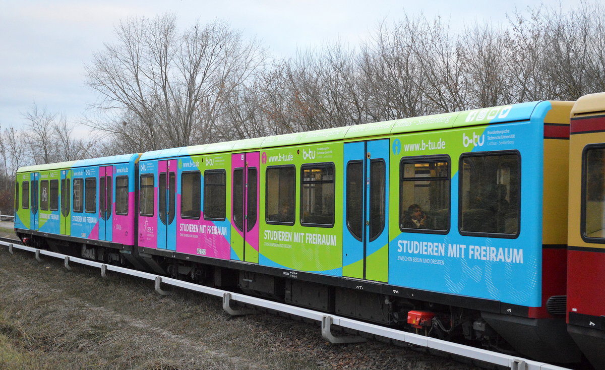 Im winterlichen Einheitsgrau eine farbliche Abwechslung, diese neue Werbefolie (Firma bt-u) bei dem S-Bahn Vietelzug 481/482 173-2 am 15.12.16 Bf. Berlin-Hohenschönhausen.  