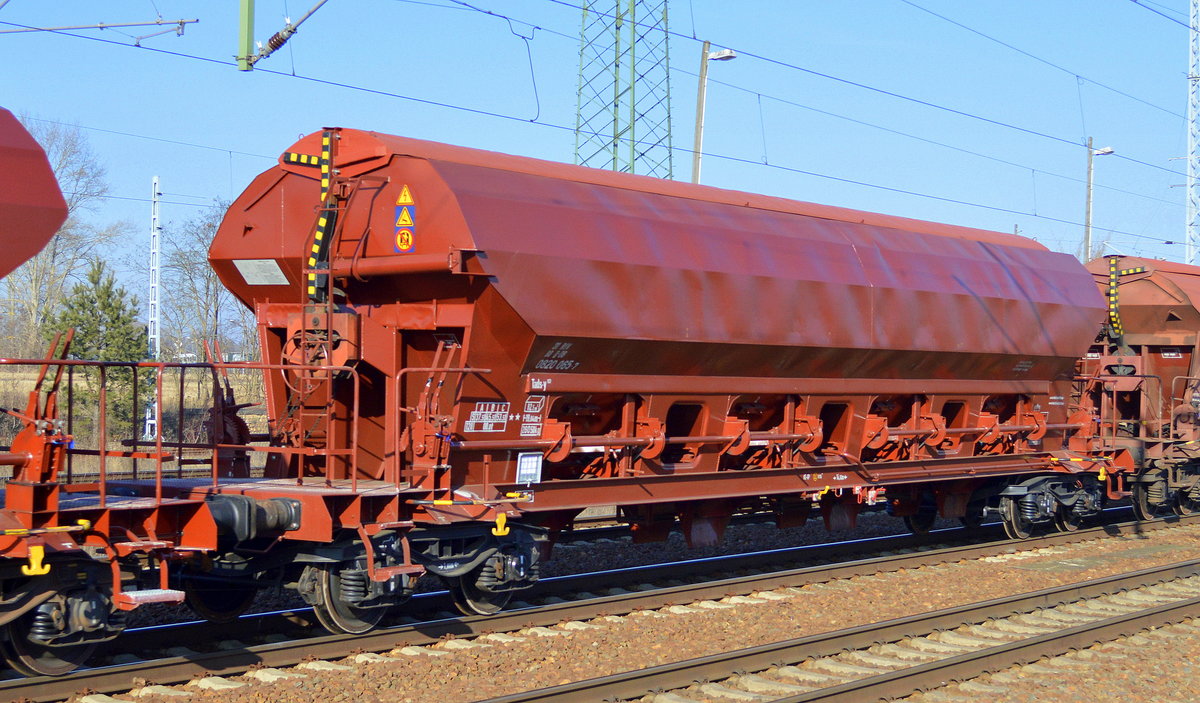 In frischer Farbe, dieser gedeckte Drehgestell-Schüttgutwagen mit dosierbarer Schwerkraftentladung der DB mit der Nr. 33 RIV 80 D-DB 0820 065-7 Tads-y 957 am 14.02.17 Bf. Flughafen Berlin-Schönefeld.