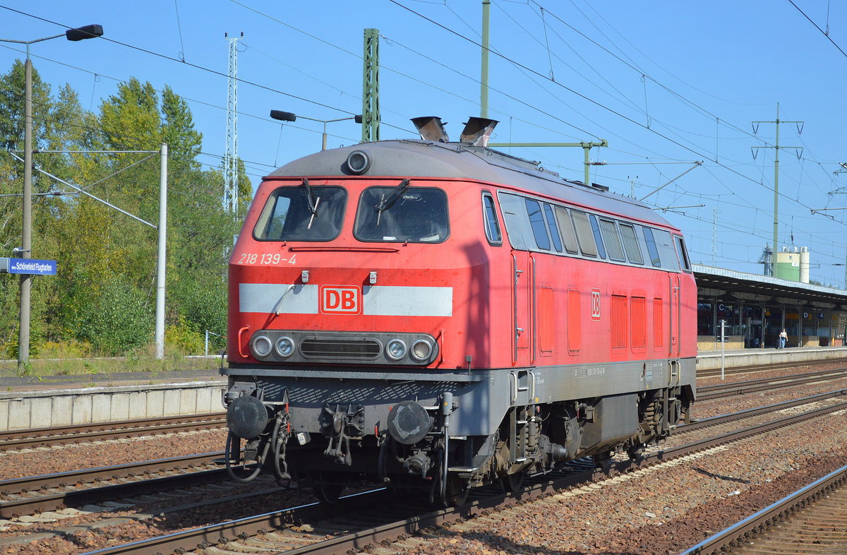 In letzter Zeit regelmäßig hier im Nordosten, DB Fahrwegdienste mit der 218 139-4 im Bauzugdienst-Einsatz, 15.09.16 Bf. Flughafen Berlin-Schönefeld. 