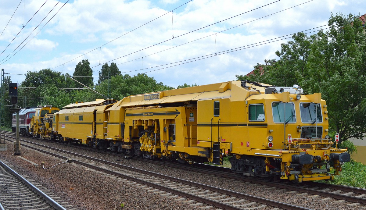In dieser Perspektive sieht man schön die Länge von diesen gewaltigen Stopfmaschinen, hier eine P&T UNIMAT 09-32/4S der DB Bahnbau Gruppe am 23.06.14 Berliner Innenring Höhe Berlin-Jungfernheide. 
