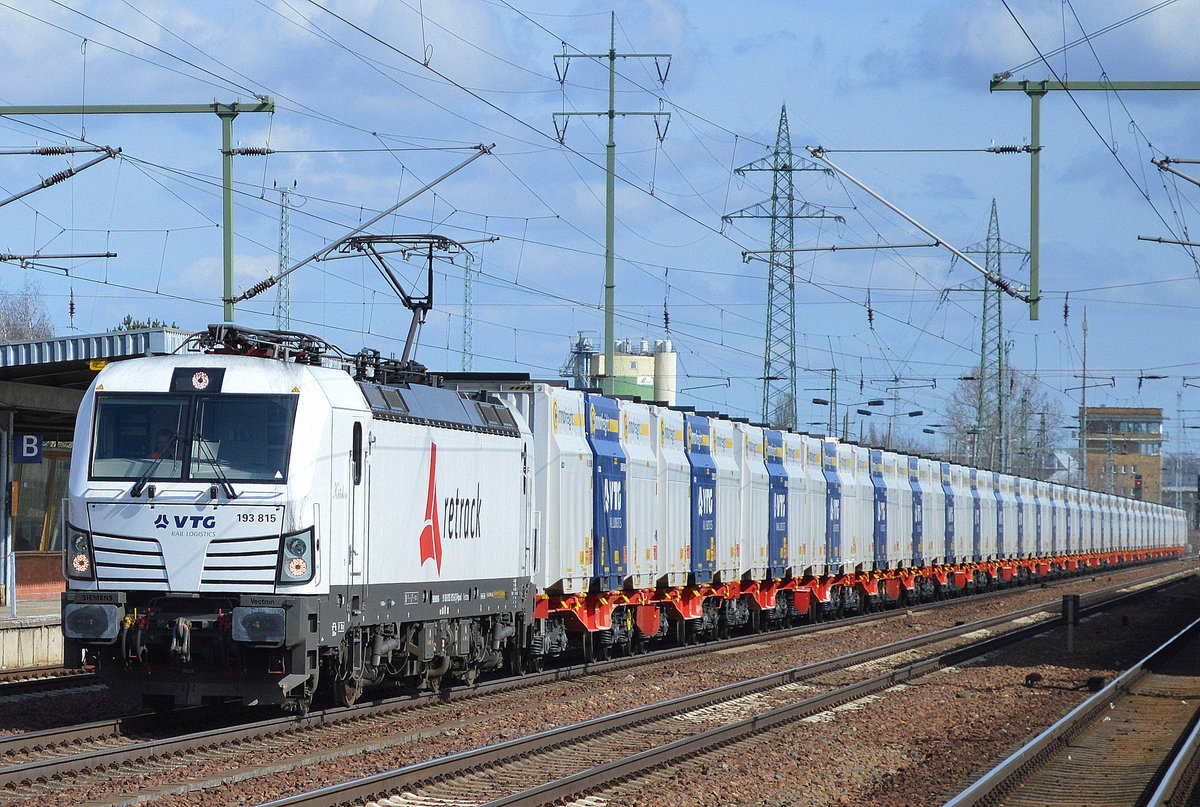 In strahlendem Weiß präsentiert sich die Railpool Mietlok 193 815-8 [Name: Kätchen], [NVR-Number: 91 80 6193 815-8 D-Rpool, Siemens Bj.2015] der VTG Rail mit ihrem Schüttgut-Containerzug bei der Durchfahrt Bf. Flughafen Berlin-Schönefeld.