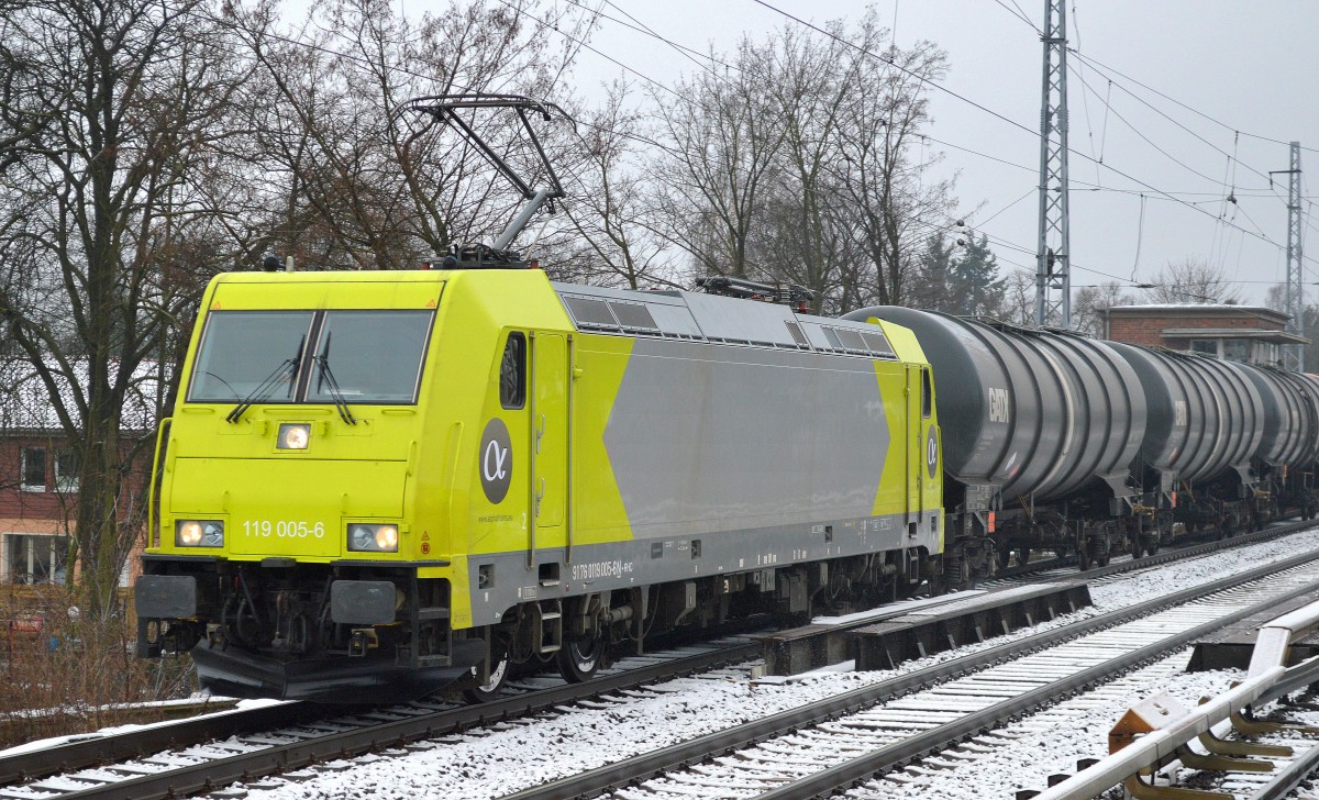 Interessante in Deutschland neue Alpha Trains Mietlok f�r RHC t�tig, die ehemalige norwegische CargoNet Lok mit der Nr. 119 005-6 (91 76 0119 005-6 N-RHC) bzw. TRAXX 185 624-4 jetzt im typischen Alpha Trains Design mit Kesselwagen jetzt also auch bei uns im Nordosten unterwegs Richtung Schwedt am 30.01.15 Berlin-Karow.
