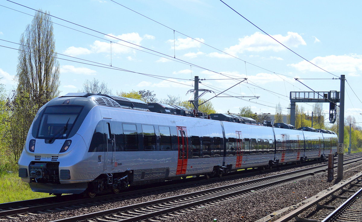 Interessanter fünfteiliger TALENT 2 für die DB im Einsatz, der Triebzug 1442 805, ähnlich den bisherigen SWEG Triebzügen aber mit rot abgesetzten Türen, einer der 29 georderten Talent 2 Triebzüge die mit Verspätung jetzt erst im 2.Quartal 2016 an die S-Bahn Mitteldeutschland ausgeliefert werden 22.04.16 Berlin-Pankow. Wahrscheinlich eine Testfahrt?