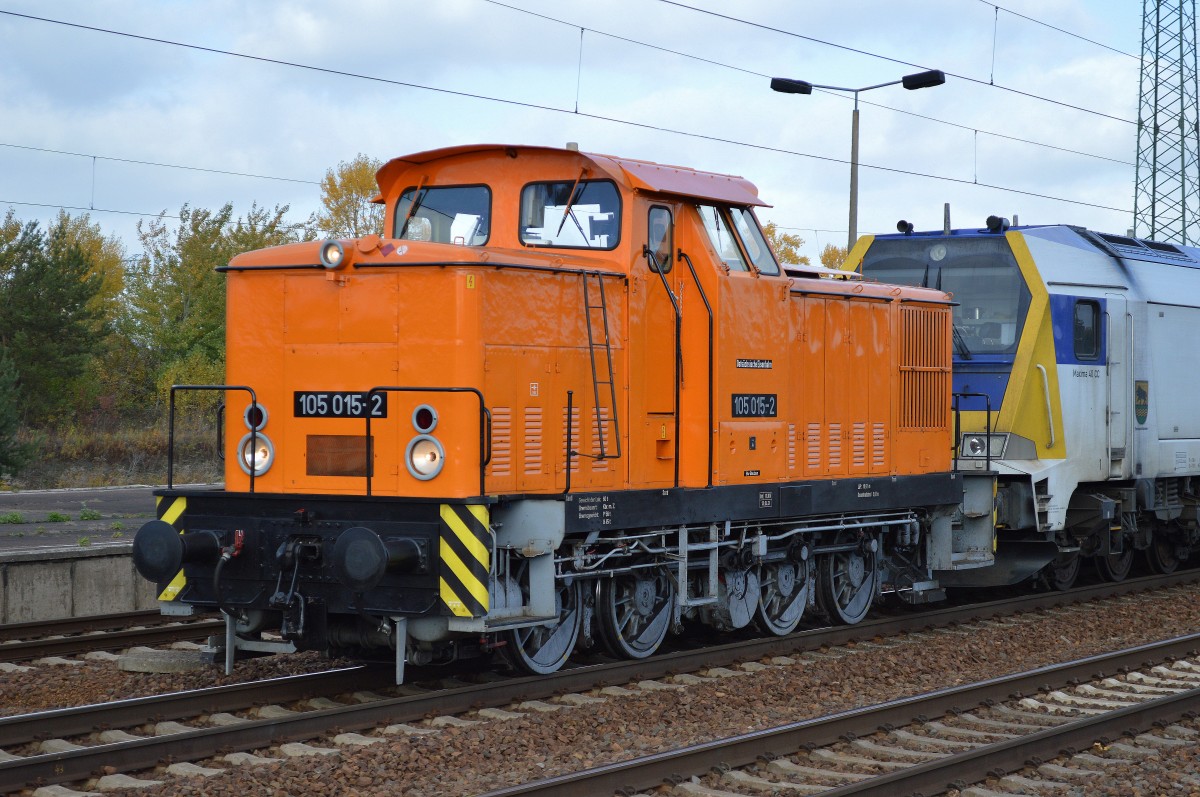 Interessanter Lokzug am 23.10.15 Bhf. Flughafen Berlin-Schönefeld, alt zieht neu, 105 015-2 (LEW Bj.1980) der Ostsächsische Eisenbahnfreunde e.V. (OSE) zieht die Voith Maxima 400 CC der ADE durch den Bahnhof.