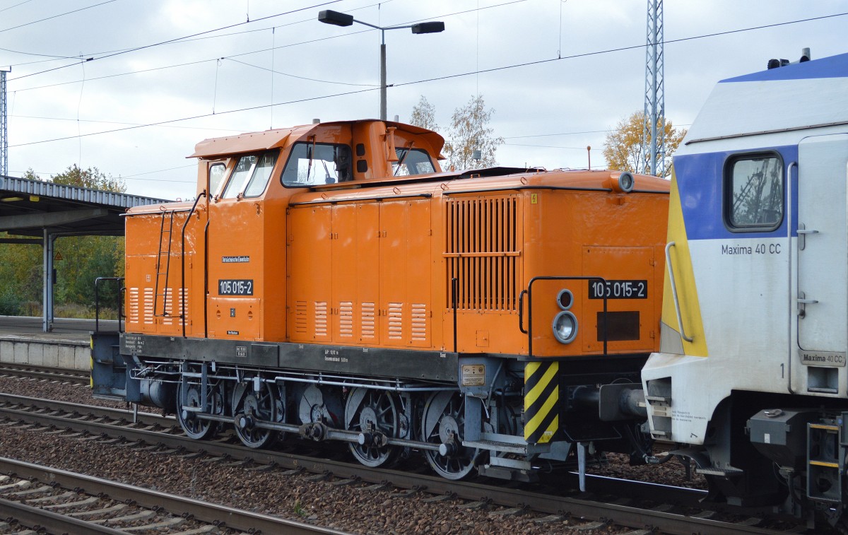 Interessanter Lokzug am 23.10.15 Bhf. Flughafen Berlin-Schönefeld, alt zieht neu, 105 015-2 (LEW Bj.1980) der Ostsächsische Eisenbahnfreunde e.V. (OSE) zieht die Voith Maxima 400 CC der ADE durch den Bahnhof.