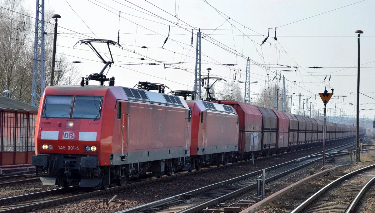 Inzwischen fast schon überraschend, ein Erzzug ohne Vectron, hier also eine 145ér Doppeltraktion mit 145 001-4 + 145 005-5 (taten sich sichtlich schwerer)mit Ganzzug am 01.03.16 Berlin-Hirschgarten Richtung Eisenhüttenstadt.